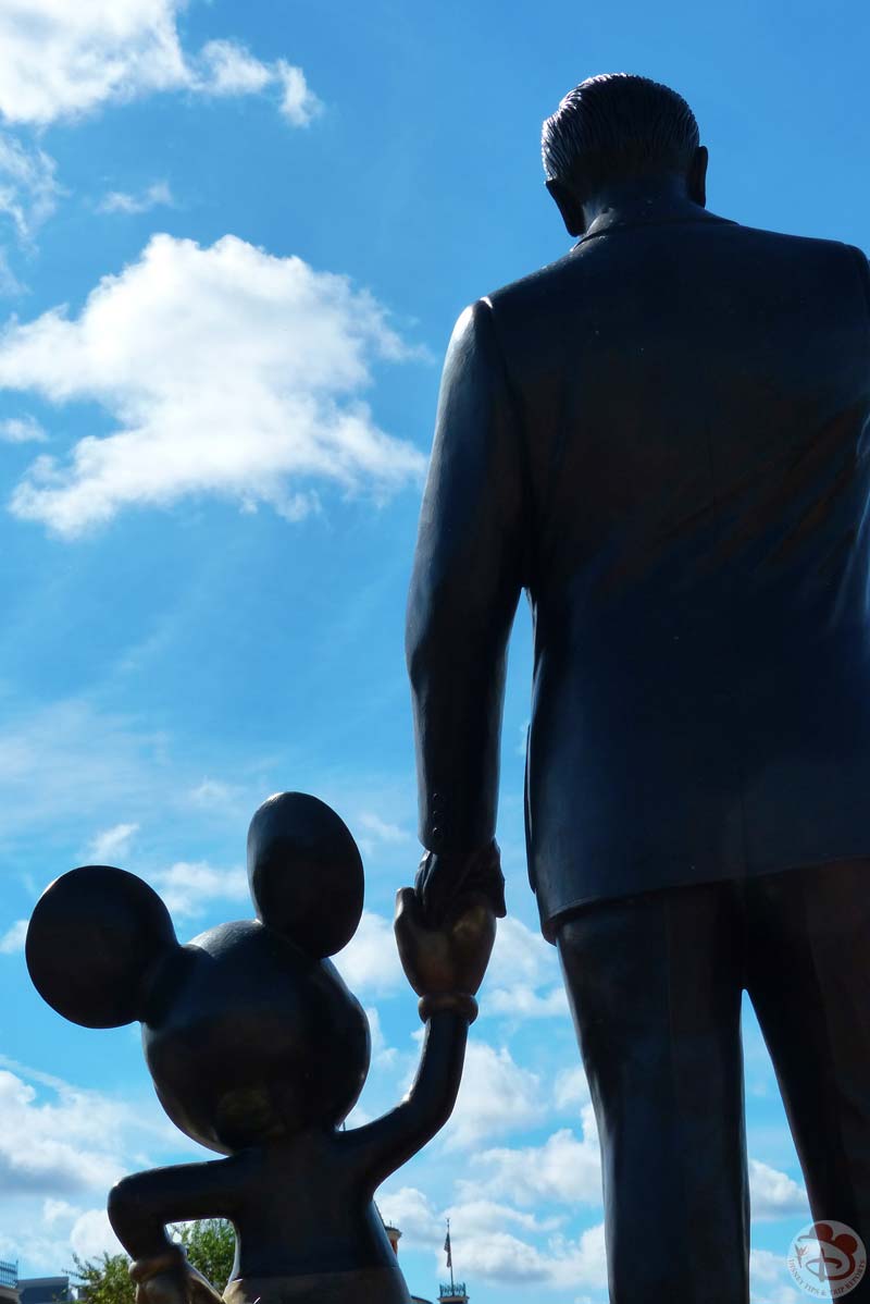 Magic Kingdom - Walt & Mickey Statue